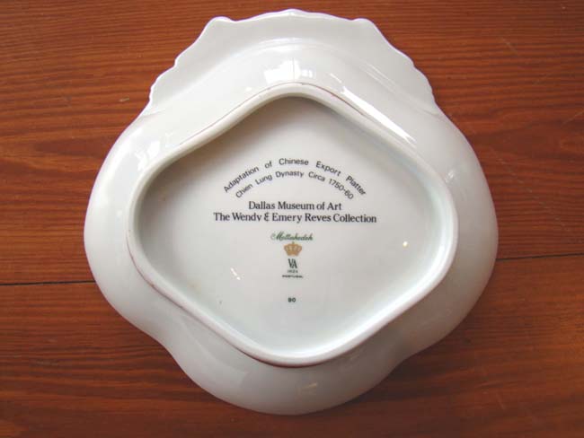 A fabulous adaptation of a Chinese Export armorial style shrimp bowl circa 1750-1760 made by Mottahedeh — image 4